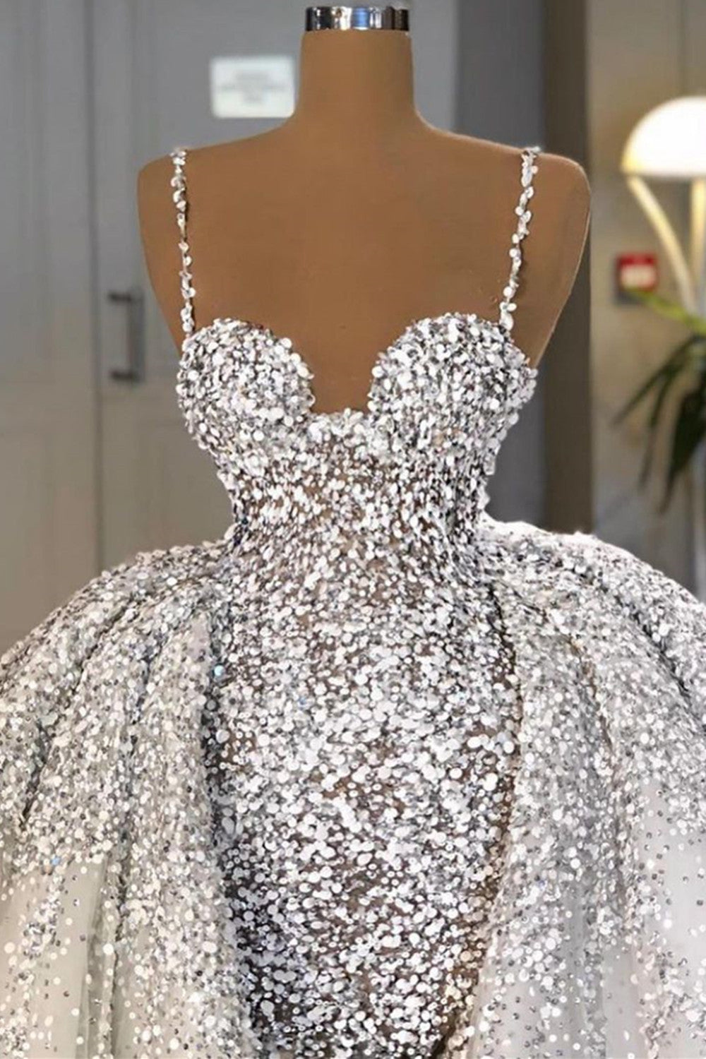 Abito da sposa lungo a sirena con scollo a cuore, paillettes brillanti e strascico con balze