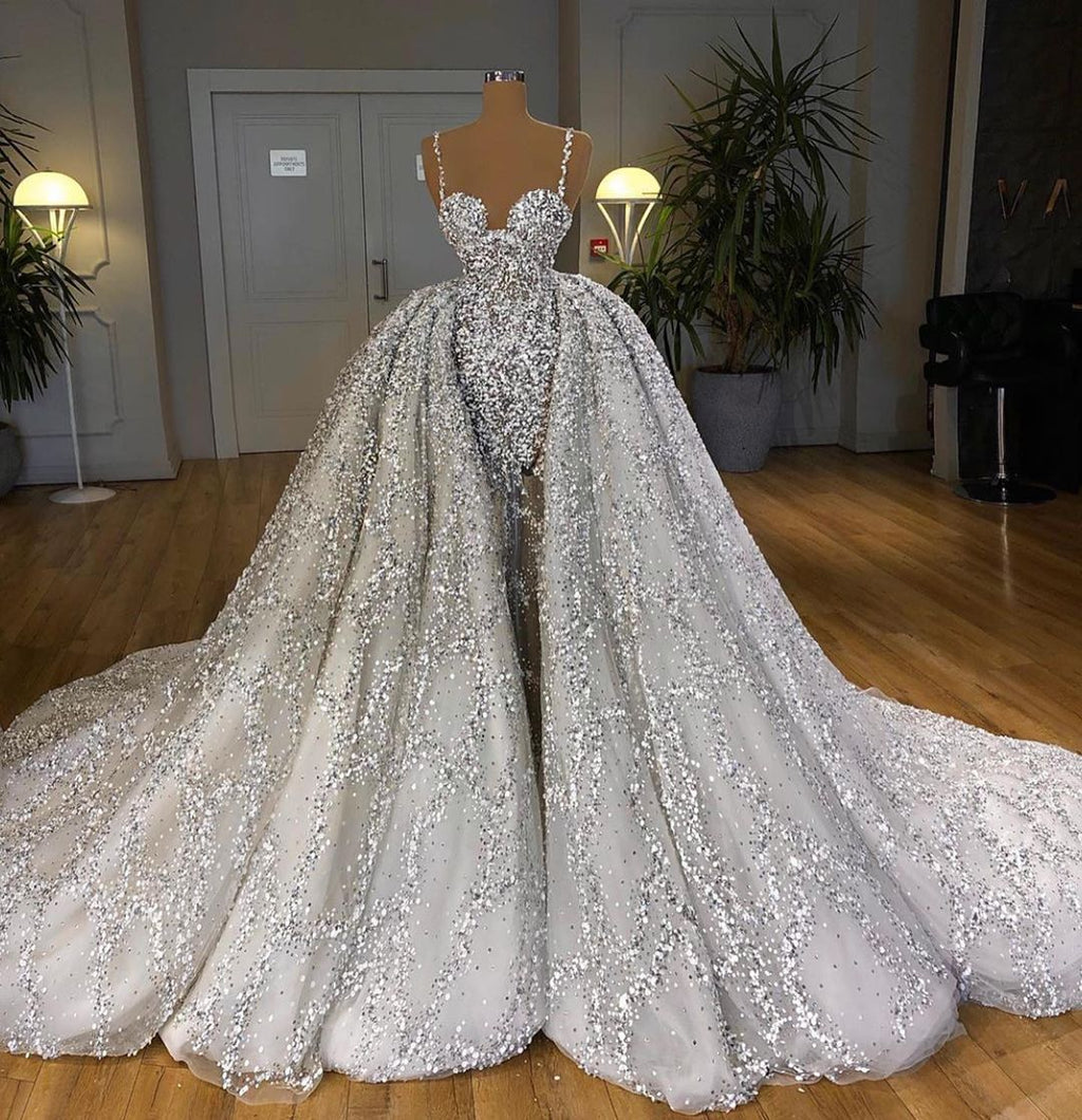 Abito da sposa lungo a sirena con scollo a cuore, paillettes brillanti e strascico con balze