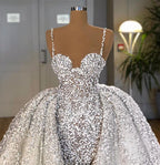 Abito da sposa lungo a sirena con scollo a cuore, paillettes brillanti e strascico con balze