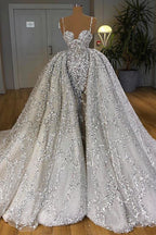 Abito da sposa lungo a sirena con scollo a cuore, paillettes brillanti e strascico con balze