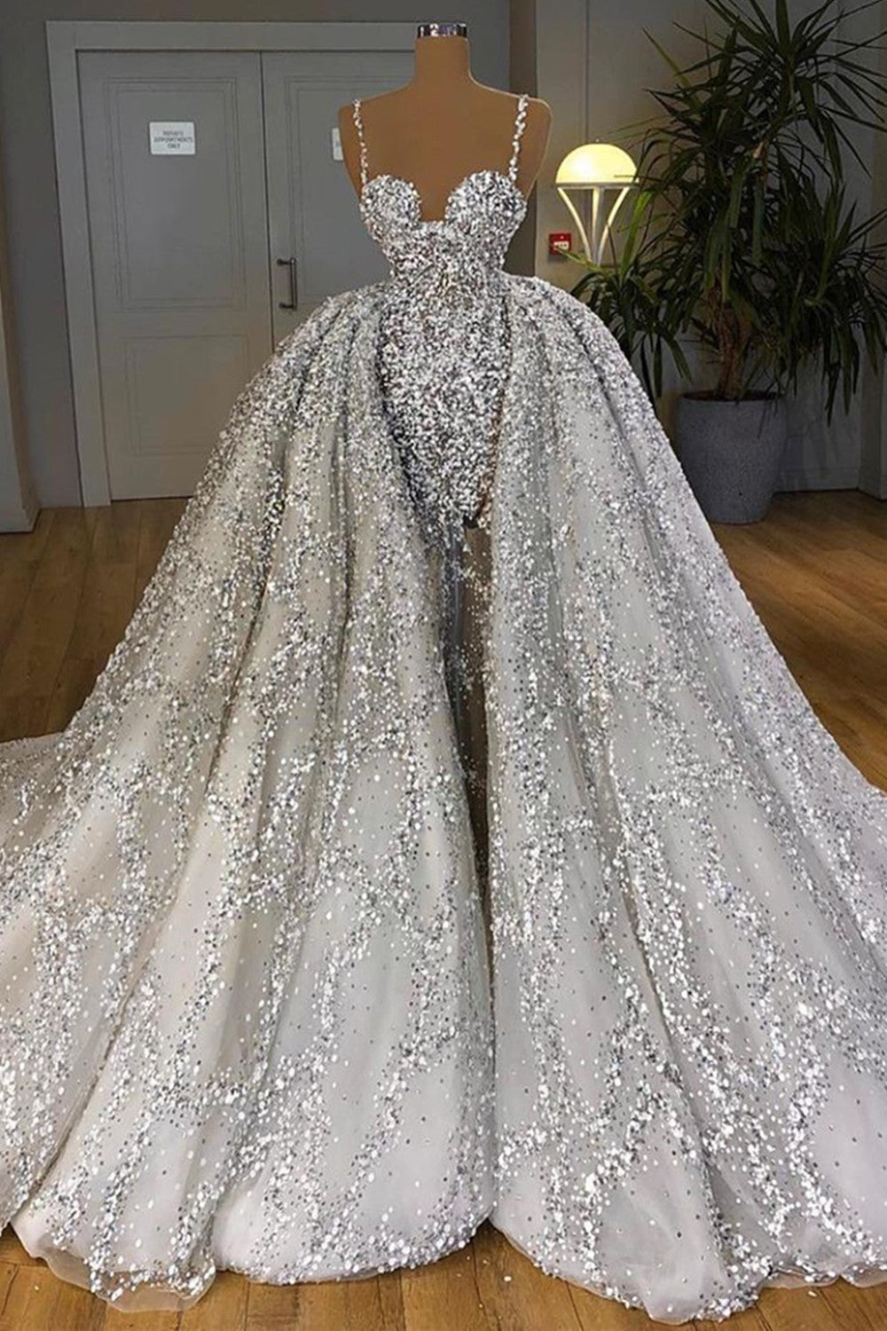 Abito da sposa lungo a sirena con scollo a cuore, paillettes brillanti e strascico con balze