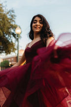 Abito da sera formale in tulle bordeaux a linea ad A con scollo a cuore e orlo asimmetrico