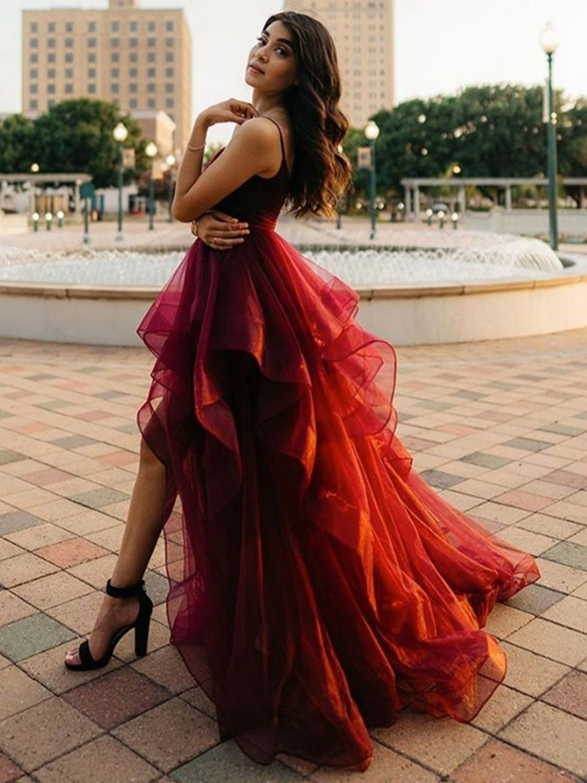 Abito da sera formale in tulle bordeaux a linea ad A con scollo a cuore e orlo asimmetrico