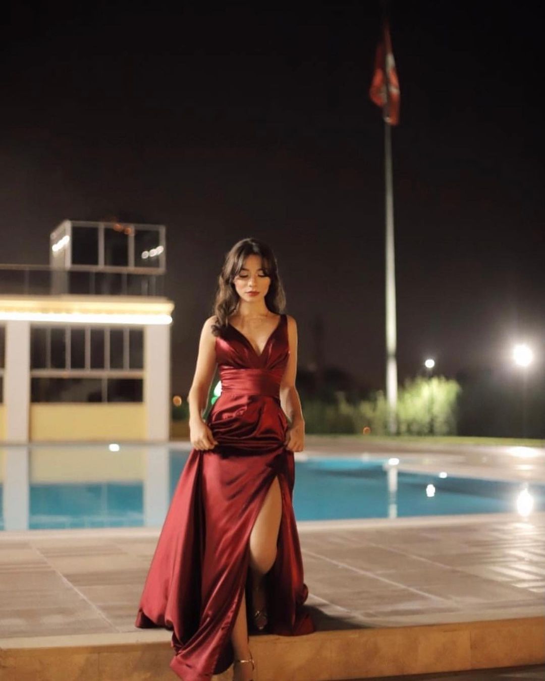 Vestido de fiesta largo burdeos de corte A con escote en V, espalda descubierta y abertura