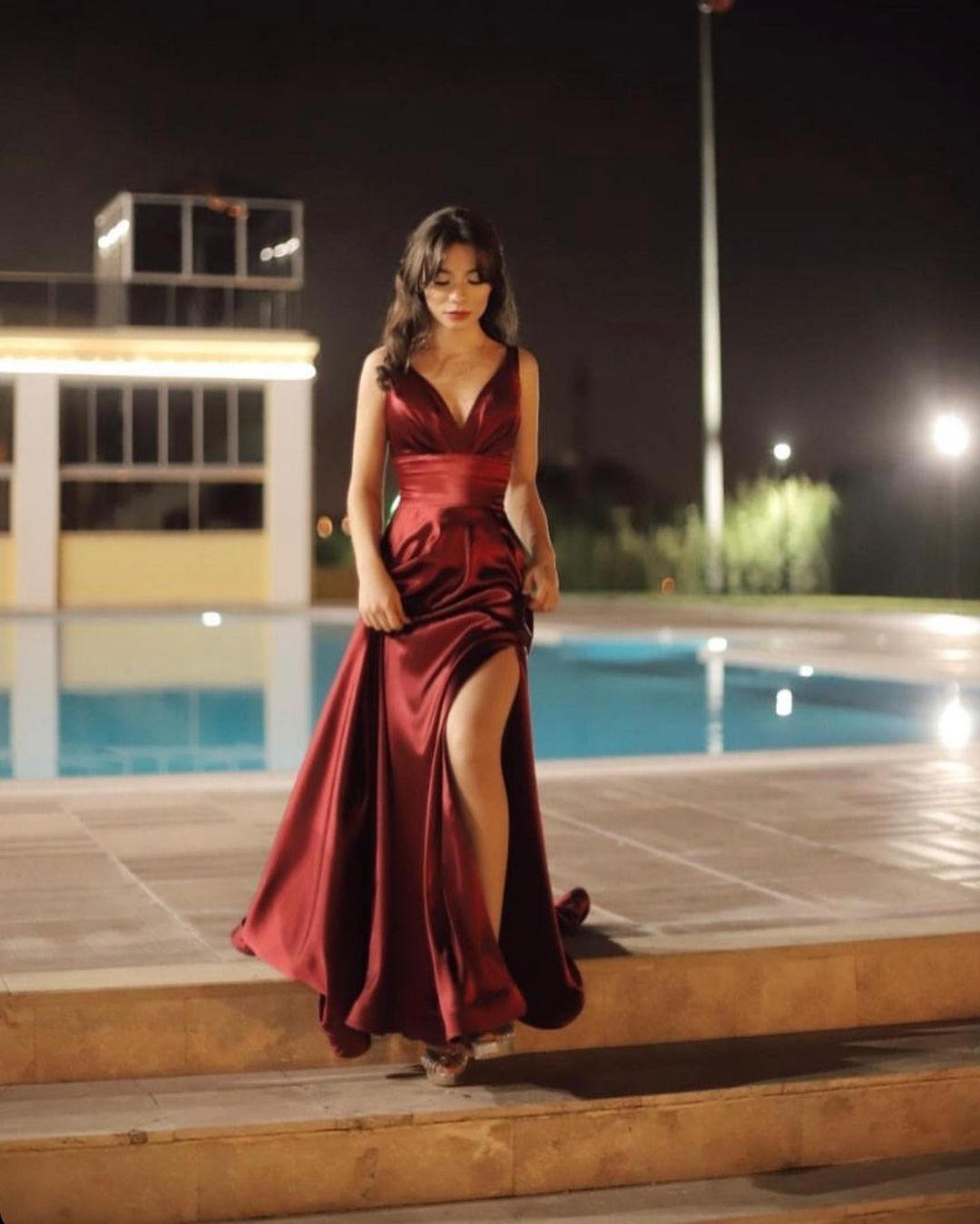 Vestido de fiesta largo burdeos de corte A con escote en V, espalda descubierta y abertura