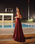 Burgunderrotes, langes, rückenfreies A-Linien-Ballkleid mit V-Ausschnitt und Schlitz