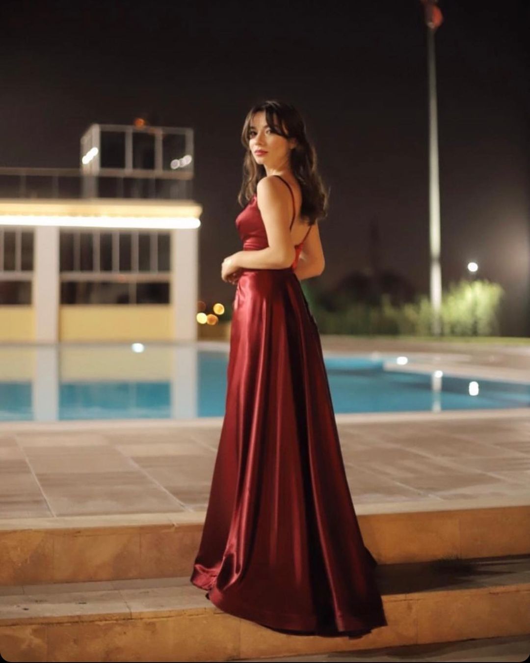 Vestido de fiesta largo burdeos de corte A con escote en V, espalda descubierta y abertura