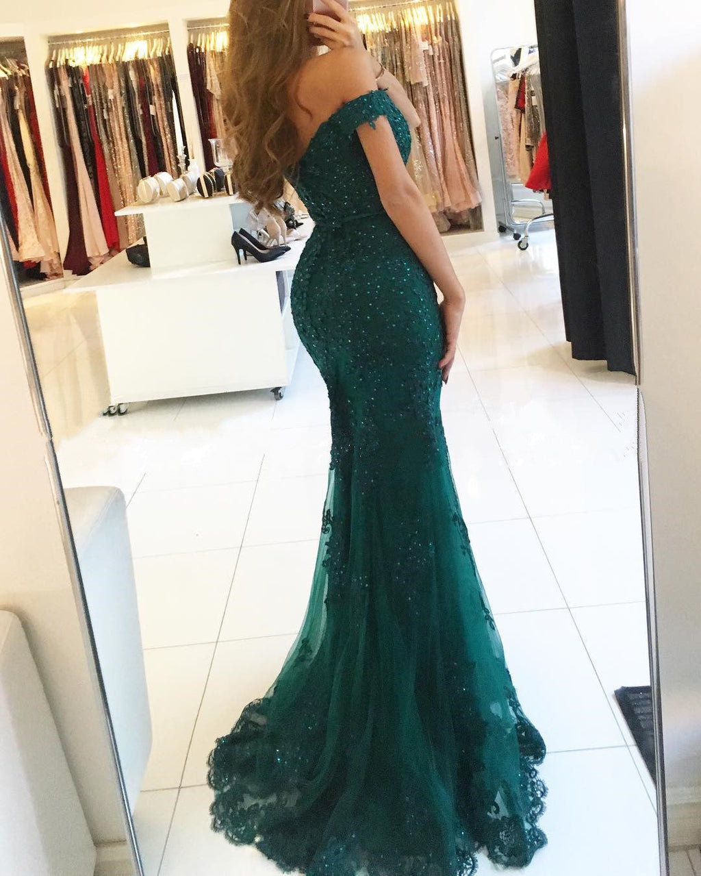 Abito da sera bordeaux lungo a sirena con scollo a barca, tulle, pizzo ricamato e perline
