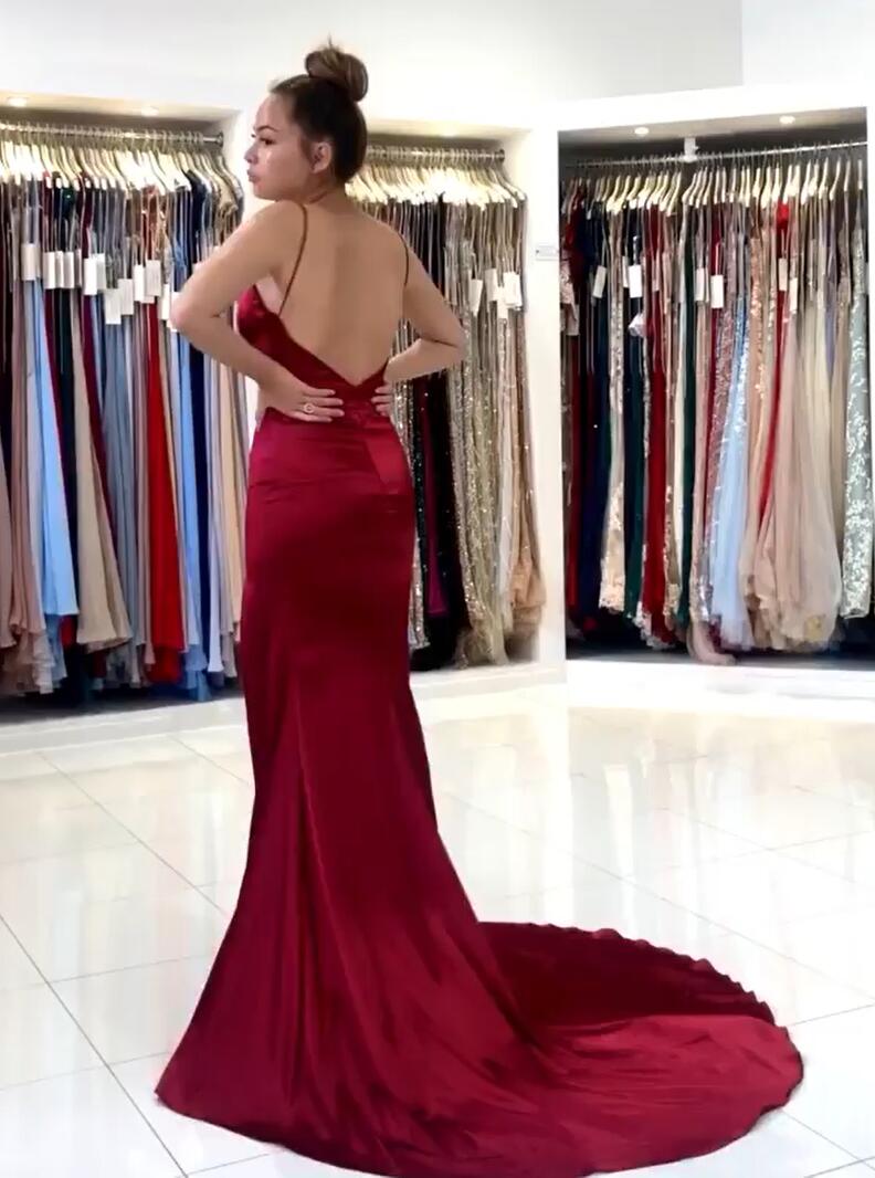 Vestido de fiesta largo con escote en V, espalda descubierta y corte sirena color burdeos con abertura