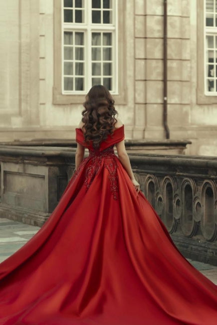 Burgunderrotes schulterfreies A-Linien-Satin-Brautkleid mit Spitze