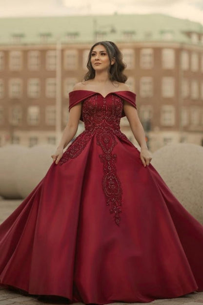 Burgunderrotes schulterfreies A-Linien-Satin-Brautkleid mit Spitze