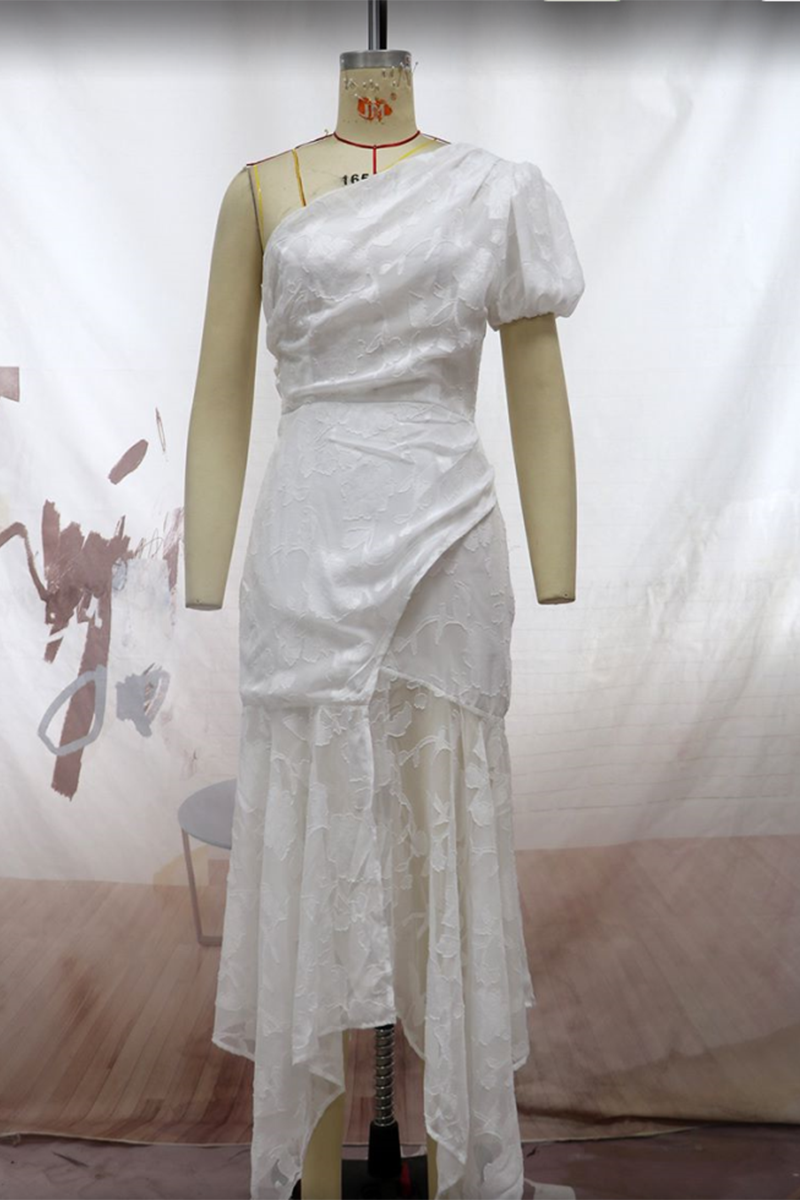 Elegante Abendkleider mit einfarbigem Patchwork und asymmetrischem schrägem Kragen 