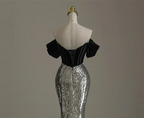 Vestido de fiesta y de noche plateado con lentejuelas de sirena, escote barco y abalorios Y7613