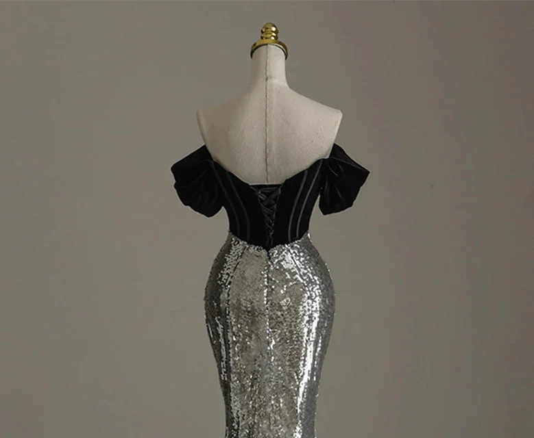 Vestido de fiesta y de noche plateado con lentejuelas de sirena, escote barco y abalorios Y7613