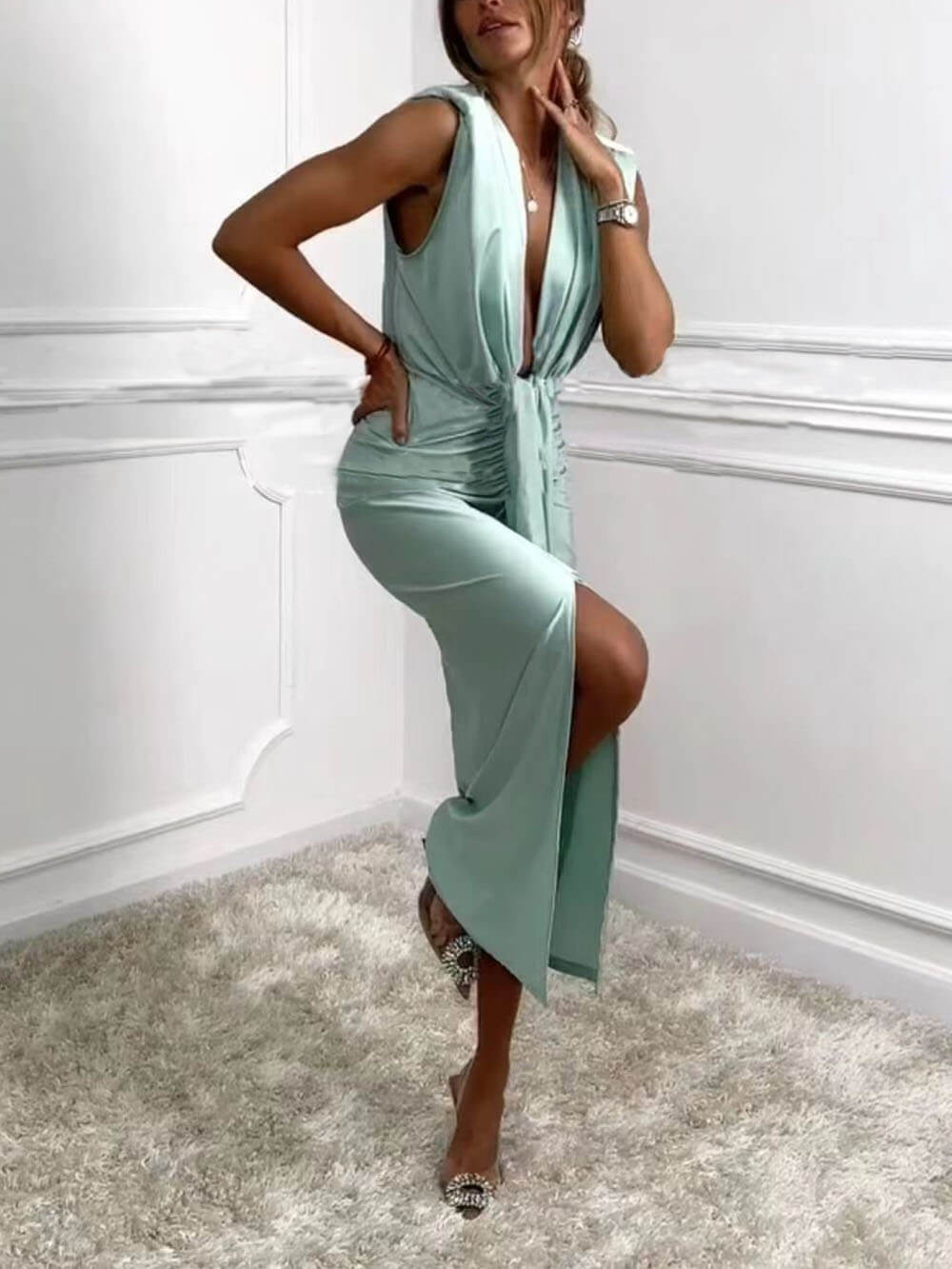 Klassisches Midikleid mit V-Ausschnitt, gerüschtem Drape und Schlitz 