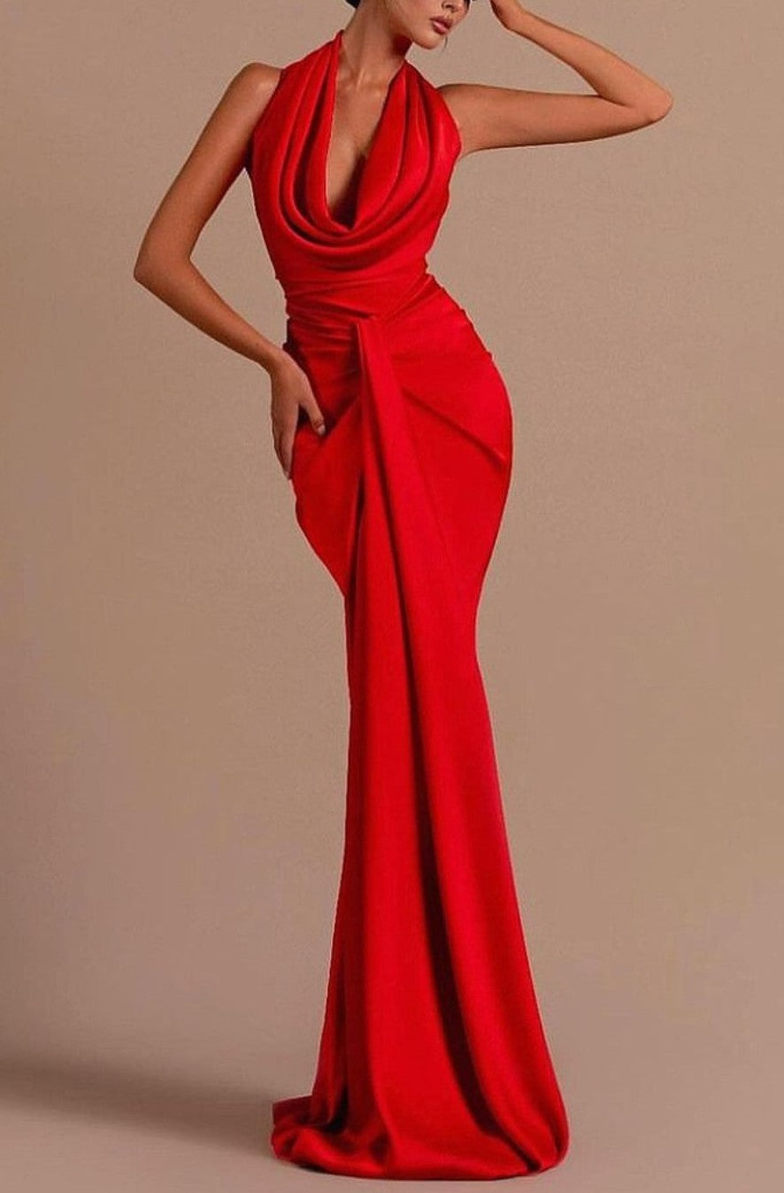 Vestido de baile sereia sem mangas com gola halter e costas abertas ousadas