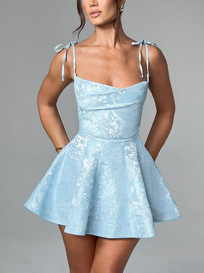 Vestido mini con tirantes y bajo en A que adelgaza y textura jacquard 