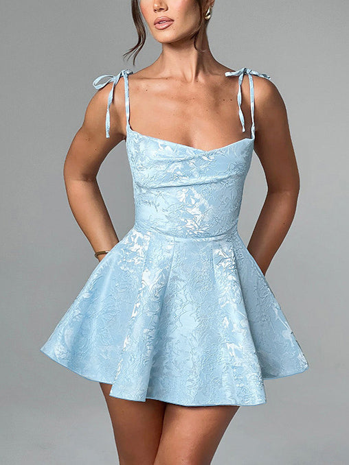 Schlankmachendes Minikleid mit A-Saum und Jacquard-Textur und Strapsen 