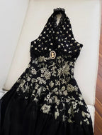 Elegante abito da sera lungo a linea ad A nero con stampa floreale in raso, paillettes e collo all'americana Y8568