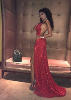 Abito da sera rosso con spalline sottili, spacco laterale, scollo a V, paillettes e schiena scoperta