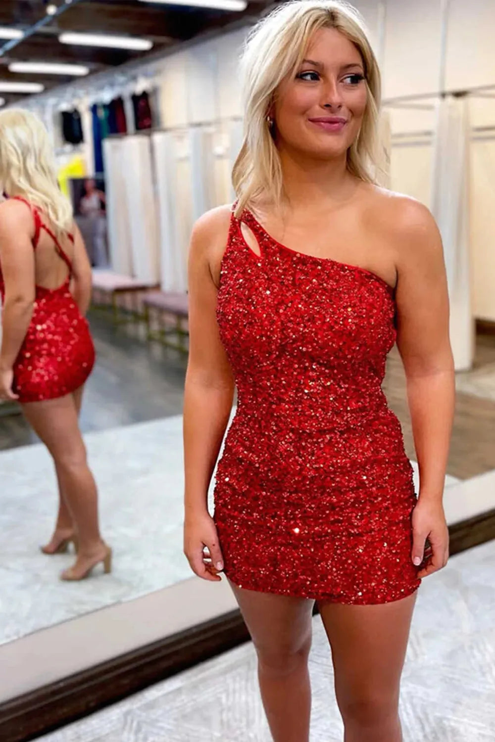 Abito aderente monospalla con paillettes per festa di ritorno a casa