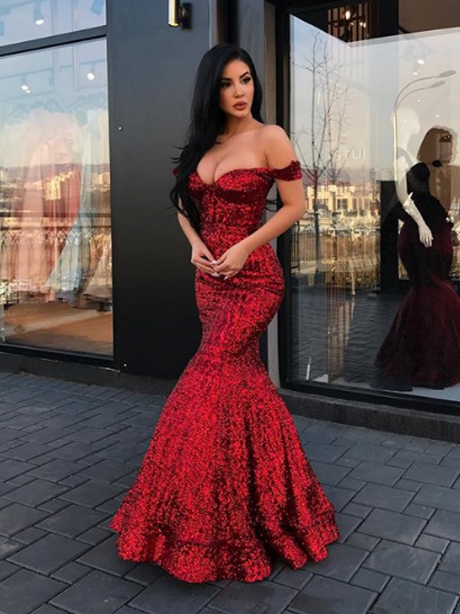 Abito lungo color bordeaux a sirena con paillettes e scollo a barca per ballo formale