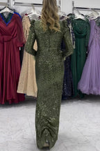 Vestido largo de noche con abertura y mangas con ribete de plumas y lentejuelas de Sparkle World 