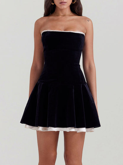 Schwarzes trägerloses Samtkleid 