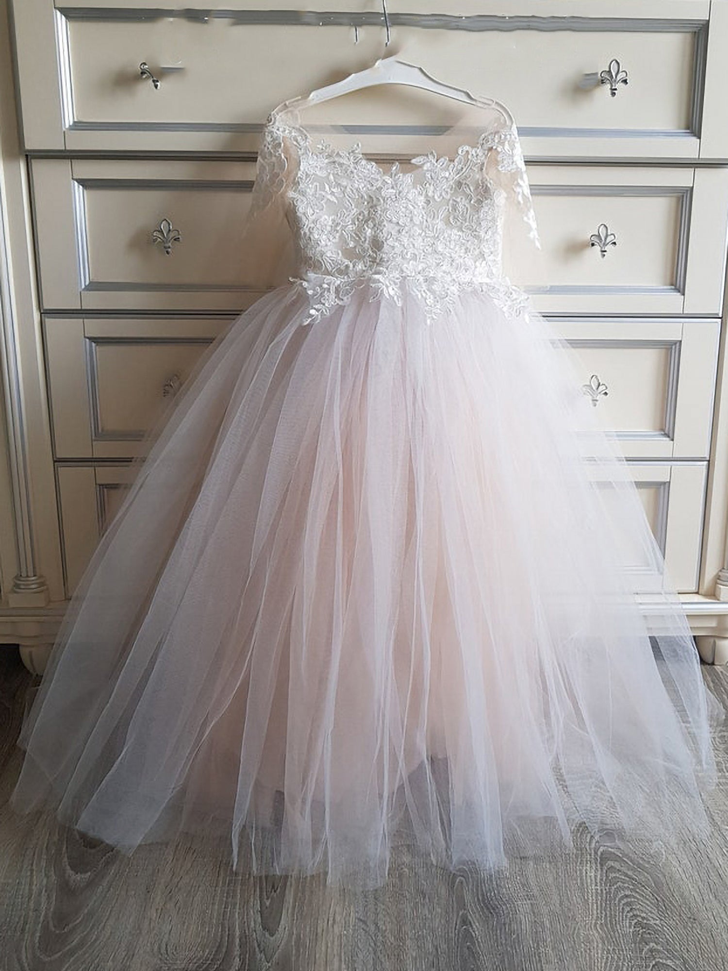 Cap Sleeves Flower Girl Dress With Lace Appliques And Bow Tulle Floor Length