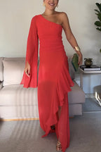 Vestido largo Party Pal de gasa con un solo hombro, mangas acampanadas y abertura 