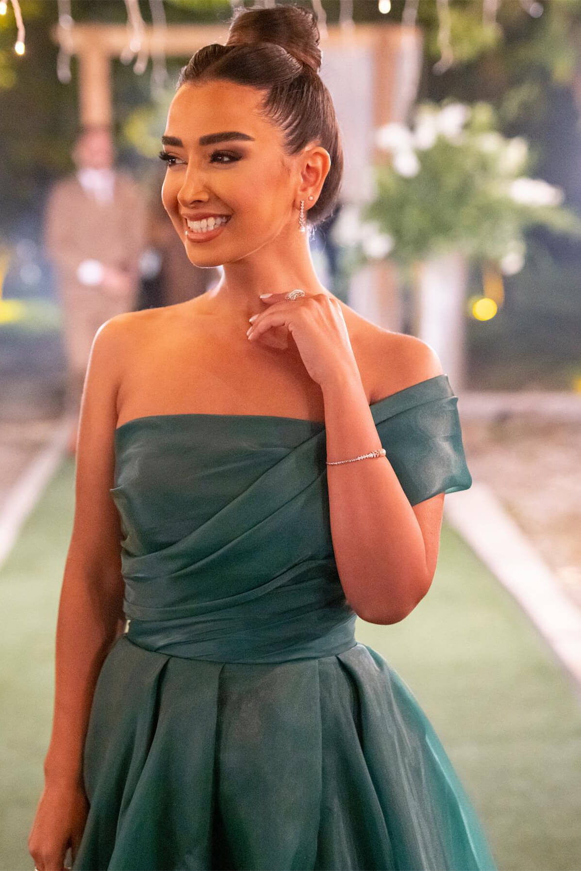 Langes, trägerloses Ballkleid in A-Linie mit einer Schulter, Schleife und Schlitz vorne