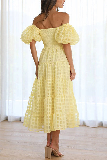 Dare To Dance – Midikleid aus gesmoktem Stoff mit quadratischem Muster und Puffärmeln 
