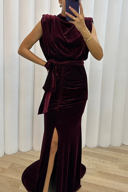 Vestido largo Milan Muse de terciopelo con hombros acolchados, cinturón fruncido y abertura 