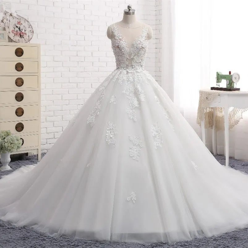 Romantic Long Train Sleeveless Tulle Wedding Dress With Appliques Lace