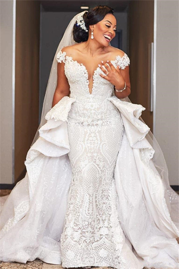 Abito da sposa lungo a sirena con maniche a cappuccio e sopragonna arricciata