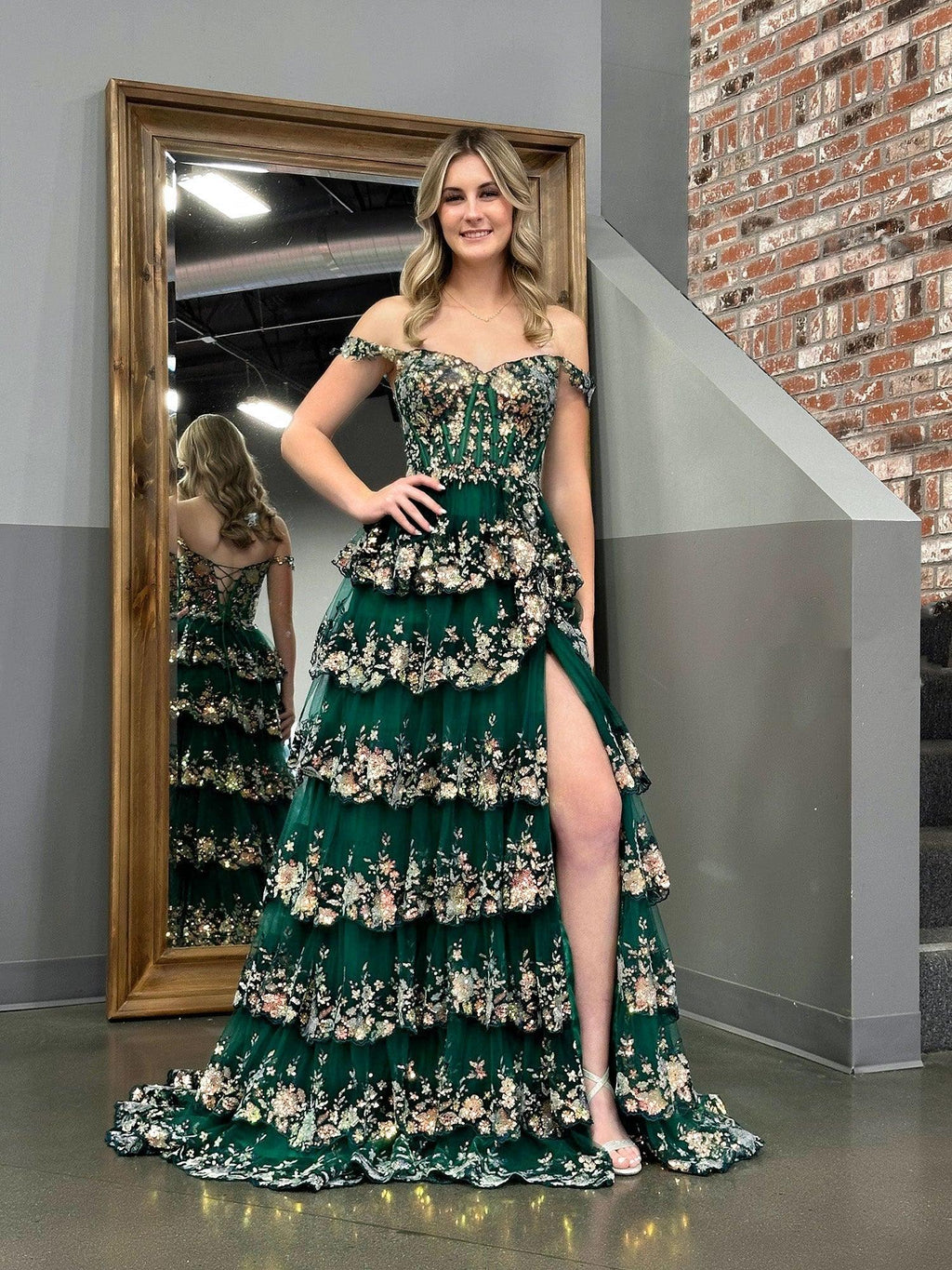Capri | Abito da sera verde con paillettes a cristallo, linea a principessa, scollatura a spalle scoperte e balze di pizzo