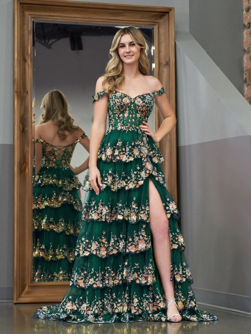 Capri | Abito da sera verde con paillettes a cristallo, linea a principessa, scollatura a spalle scoperte e balze di pizzo