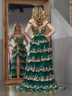 Capri | Abito da sera verde con paillettes a cristallo, linea a principessa, scollatura a spalle scoperte e balze di pizzo