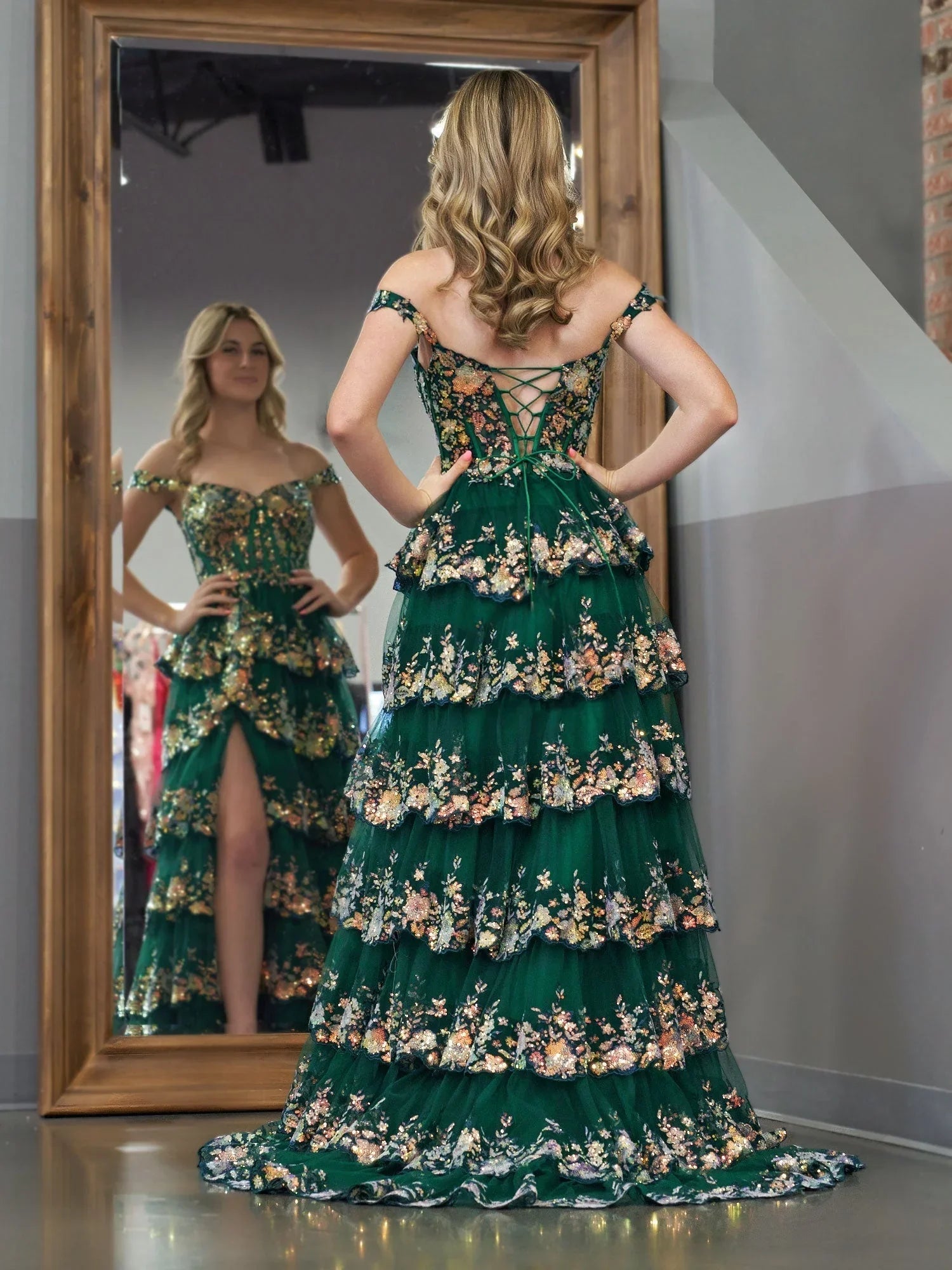 Capri | Abito da sera verde con paillettes a cristallo, linea a principessa, scollatura a spalle scoperte e balze di pizzo