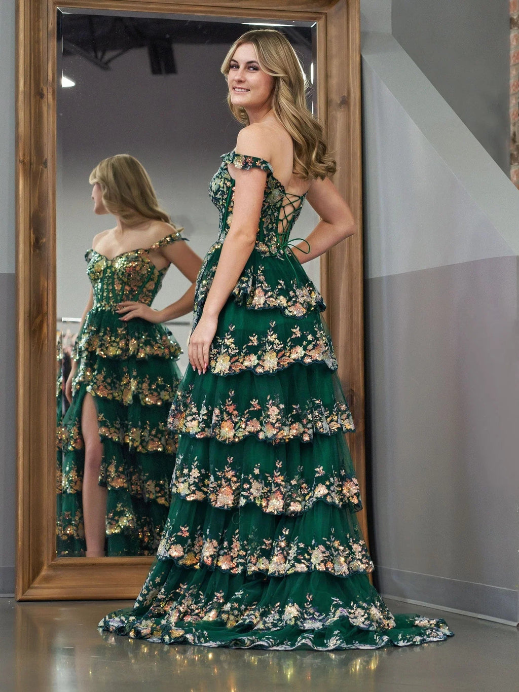 Capri | Abito da sera verde con paillettes a cristallo, linea a principessa, scollatura a spalle scoperte e balze di pizzo