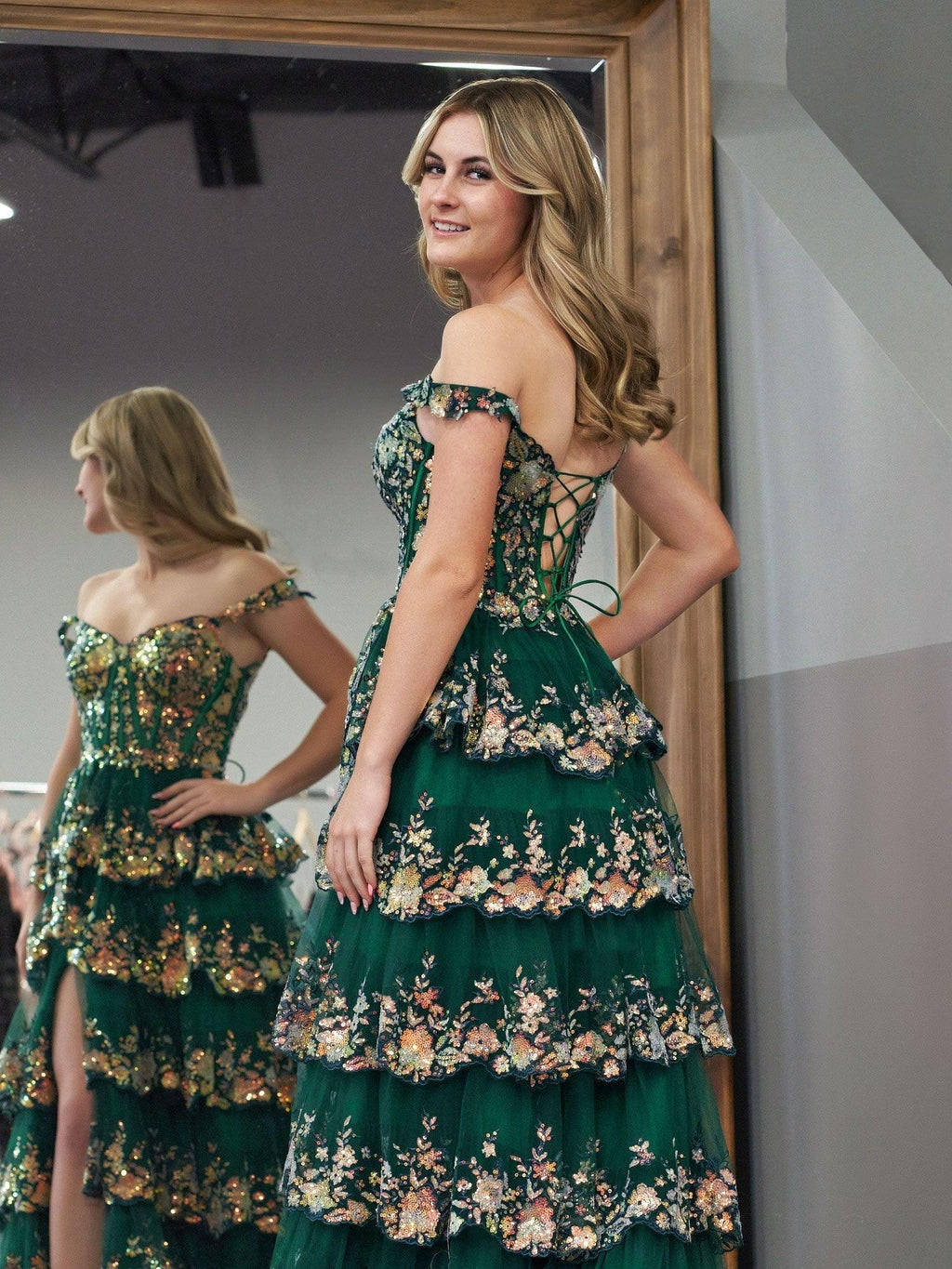 Capri | Abito da sera verde con paillettes a cristallo, linea a principessa, scollatura a spalle scoperte e balze di pizzo