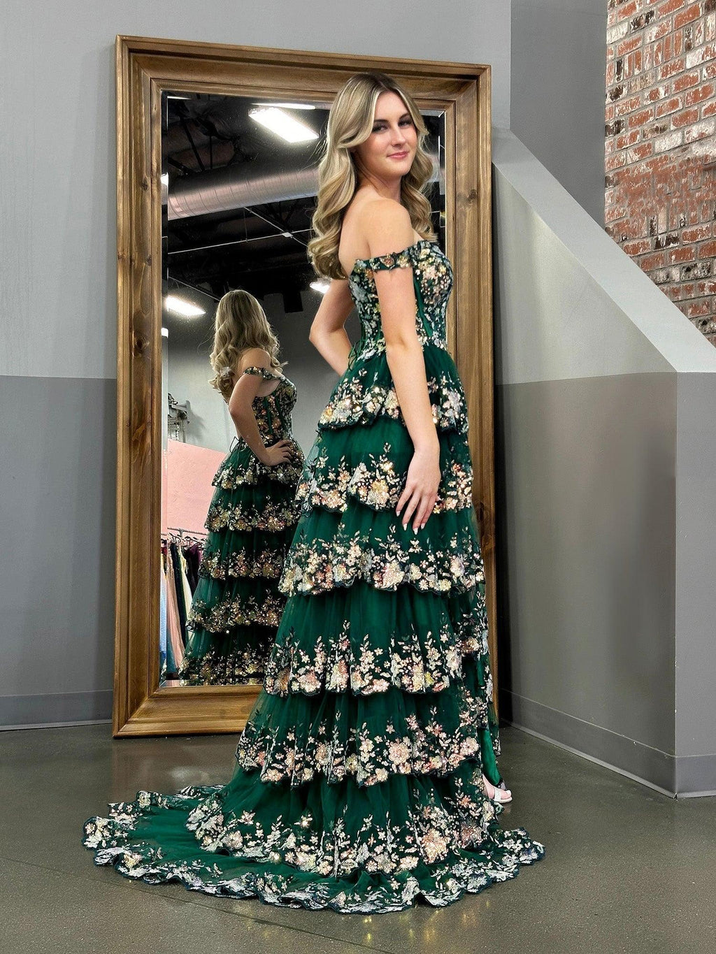 Capri | Abito da sera verde con paillettes a cristallo, linea a principessa, scollatura a spalle scoperte e balze di pizzo