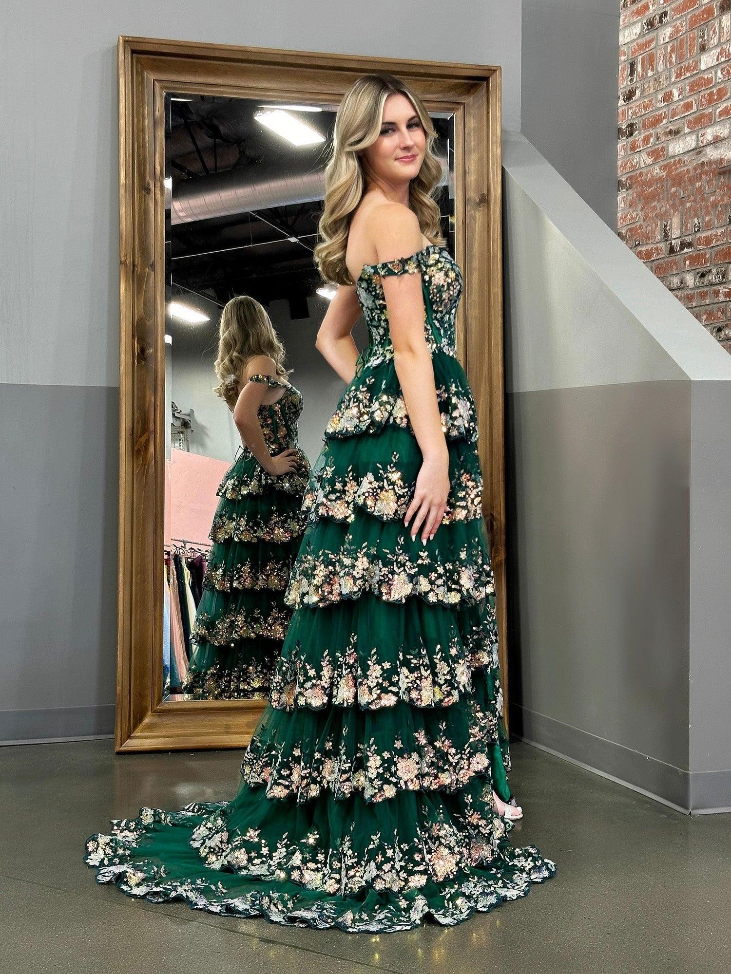 Capri | Abito da sera verde con paillettes a cristallo, linea a principessa, scollatura a spalle scoperte e balze di pizzo