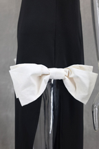 Robes de soirée unies et sexy avec fente et décor de nœud à encolure ronde