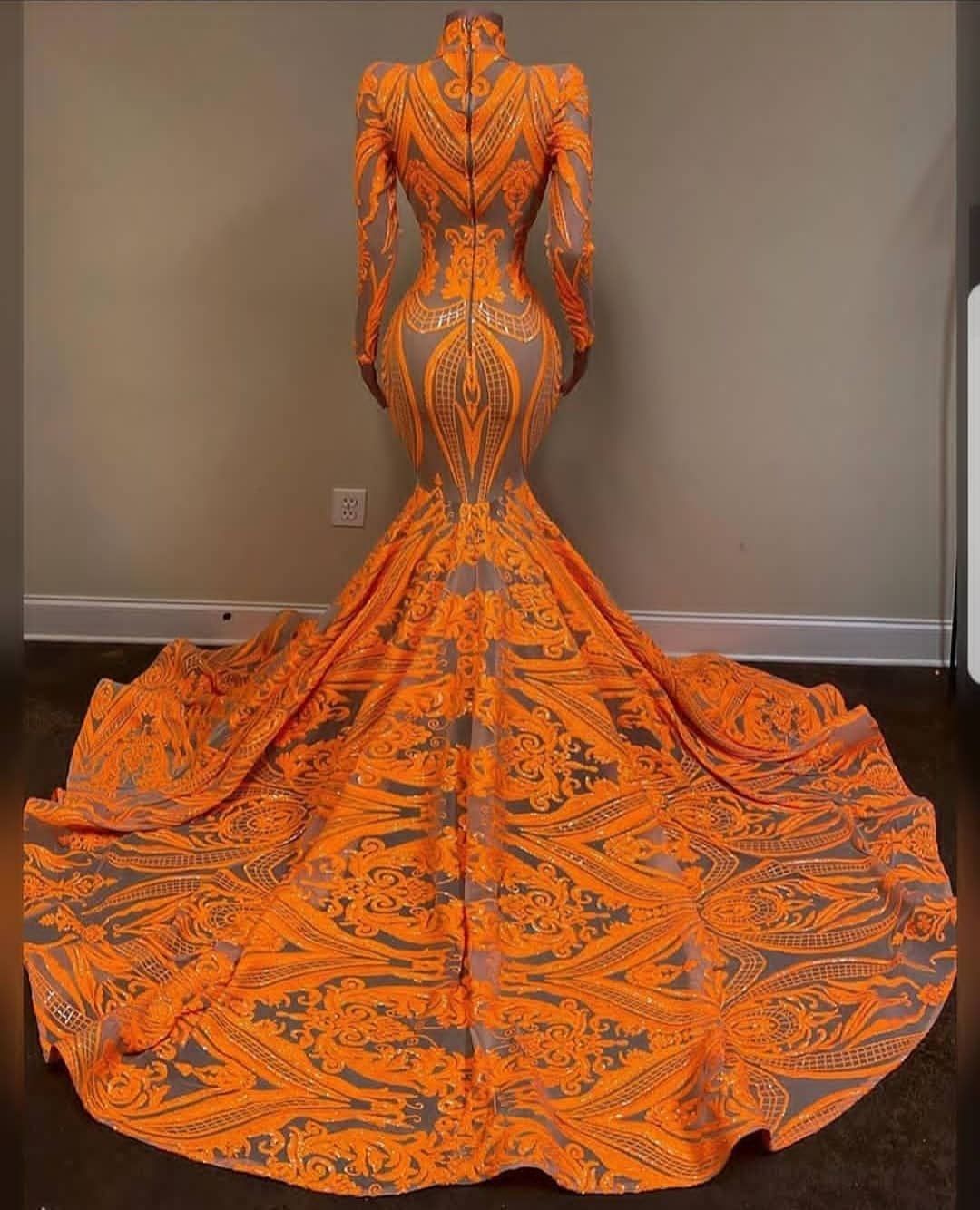 Vestido de Baile Laranja Sereia com Gola Alta, Mangas Compridas, Renda e Lantejoulas