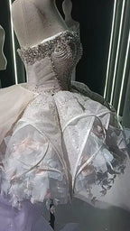 Vestido com botão de flor adornado com cristais e penas véu estrelado