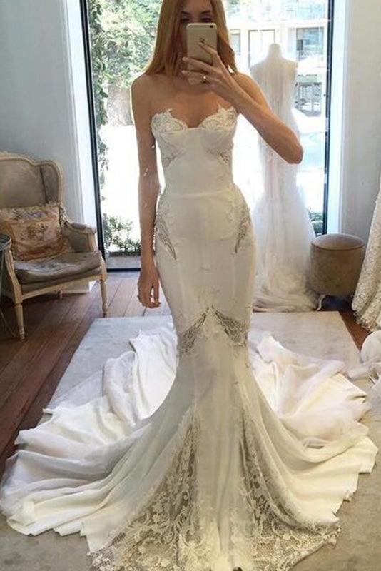 Vestidos de novia elegantes de gasa con apliques de encaje y escote corazón de sirena con cola de capilla 