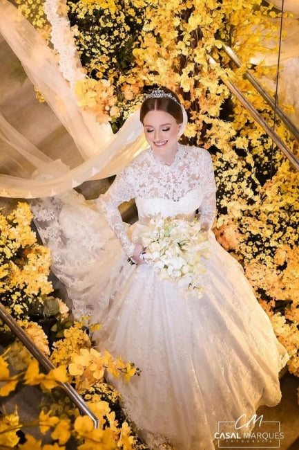 Robes de mariée blanches charmantes en dentelle, coupe trapèze, col montant, manches longues avec applications