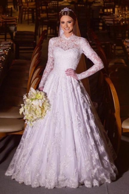 Charmantes A-Linien-Brautkleid mit Spitze, hohem Halsausschnitt, langen Ärmeln und Applikationen in Weiß
