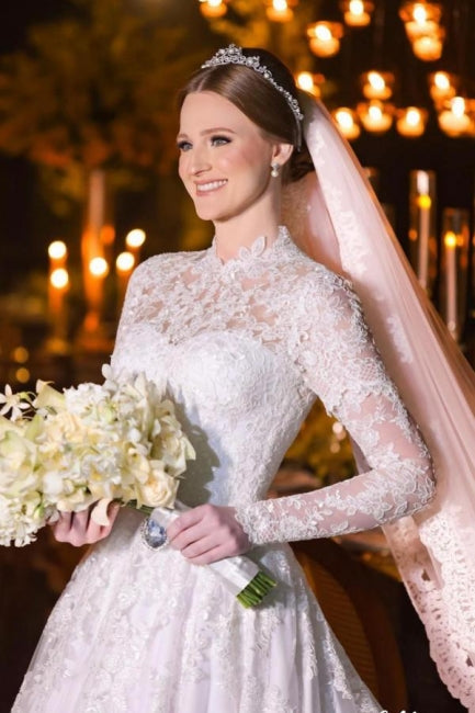 Charmantes A-Linien-Brautkleid mit Spitze, hohem Halsausschnitt, langen Ärmeln und Applikationen in Weiß